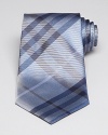 Burberry London innovates on its signature check pattern to create this remarkable tie in pure premium silk, offering its wearer a welcome touch of urbanity. Utterly accessible, yet highly refined, from the renowned English designer.