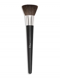 This brush is perfect for applying powder foundations to create full-coverage results that look natural. Its dense, flat head lets you press pigments onto the skin and create a smooth surface for a perfectly even, ultra-luminous finish. Made in France. 