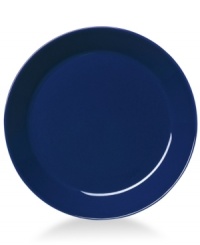 With a minimalist design and unparalleled durability, the Teema salad plate makes preparing and serving meals a cinch. Featuring a sleek angled edge in glossy blue porcelain by Kaj Franck for Iittala.