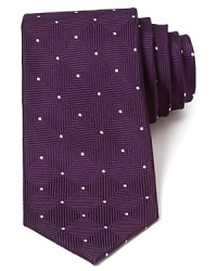 Crafted in luxurious silk with a reserved pattern for classic appeal, this plush tie makes a polished statement.