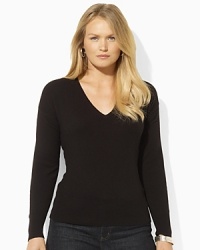 Warmth and style come together in harmony in a luxuriously soft V-neck rendered in cozy cashmere.