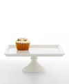 Take a collector's approach to dinnerware with elegant and durable white porcelain pieces from the Martha Stewart Collection. This square cake stand offers a smart pedestal for your desserts or hors d'oeuvres.