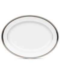 An instant classic, the Austin Platinum oval platter from Noritake layers ribbons of black, patterned platinum bands and shimmering dots in white fine china.