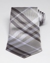 Burberry London innovates on its signature check pattern to create this remarkable tie in pure premium silk, offering its wearer a welcome touch of urbanity. Utterly accessible, yet highly refined, from the renowned English designer.