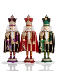 Find the key to the king's heart in this brilliant wooden nutcracker from Kurt Adler. Shining in head-to-toe glitter with golden accents and a coordinating cape, each demonstrates a love of holiday splendor.