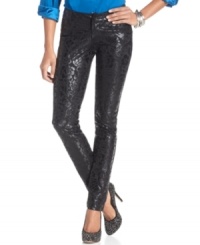 These petite Seven7 pants feature a runway-inspired baroque print and a flattering skinny fit. Pair with statement accessories for a fashion-forward look!