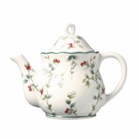 Pfaltzgraff Winterberry Sculpted Teapot