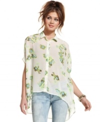 Flaunting an oversized fit and plunging high-low hem, Jessica Simpson's floral-print button-down is all about extremes.