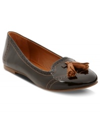 Classy with a delicate twist. The Watson smoking flats are shiny with cute tassels along the vamp.