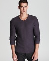 Soft cotton combines with fine linen on this striking V-neck sweater, an effortless style from the sleek and inspired John Varvatos USA.