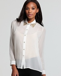 A simple white Vintage Havana top is anything but basic with the addition of an edgy studded collar and a relaxed, contemporary fit.