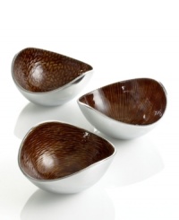 Full of surprises, these handcrafted nut bowls feature sleek, polished aluminum lined with a warm and earthy amber hue. A beautiful set for serving snacks or simply decorating the table. From the Simply Designz collection of serveware and serving dishes.