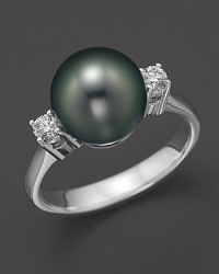 A timeless classic, this Tara Pearls ring combines 18K white gold with a stunning Tahitian black pearl detailed with two sparkling diamonds.