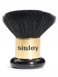 Its expert shape allows you to sweep powder and blush onto the face to create halos or touches of light. Its very soft, fine and ultra-supple natural bristles are perfect for applying a light veil of blush. Enjoy creating an array of makeup looks, from the most natural to the most sophisticated. 