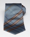 Burberry London innovates on its signature check pattern to create this remarkable tie in pure premium silk, offering its wearer a welcome touch of urbanity. Utterly accessible, yet highly refined, from the renowned English designer.