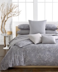 Bedded bliss! Turn your bed into a luxurious escape with this Calvin Klein Lilacs sheet set. Crafted with extra-soft 300-thread count cotton sateen, this set provides the ultimate retreat.