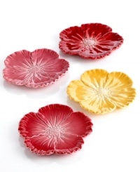 Fun to use, beautiful on display, these blossoming tidbit plates bring new life to the classic Old Country Roses dinnerware collection from Royal Albert. Top with appetizers, snacks or dessert. (Clearance)