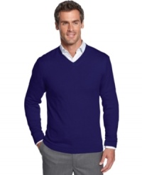 Start the season off with a solid style decision and this versatile v-neck sweater from Alfani Black.