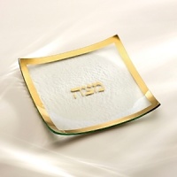 Textured glass with a gold border and the word matza in Hebrew make an elegant statement in this Passover serving plate.