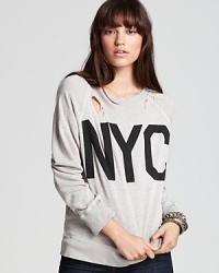 In a nod to our fashion capital, this easy-going WILDFOX sweatshirt is embellished with a cool NYC graphic. Pair with equally neat sweatpants of the same design.