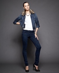 A faux-fur collar adds a luxe appeal to this Lucky Brand Jeans denim jacket for a fashion-forward fall look!