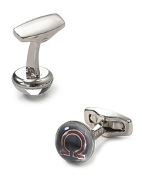 Add these quality cufflinks to your professional shirting for a handsome finish, featuring Ferragamo's signature Gancini logo.