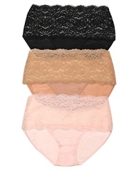 A high rise panty in signature lace, a vintage look from Hanky Panky. Looks great with high rise pants or jeans. Style #8641