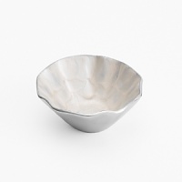 Bring the beauty of the beach to your table with the Simply Designz Ivory Collection. Handcrafted with a delicate scalloped ivory interior, this crinkle bowl is an elegant way to serve nuts, olives or candy.