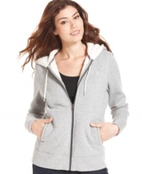 Cozy into this fleece hoodie from the North Face. It's a layering essential for all your outdoor activities.