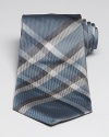 Burberry London innovates on its signature check pattern to create this remarkable tie in pure premium silk, offering its wearer a welcome touch of urbanity. Utterly accessible, yet highly refined, from the renowned English designer.