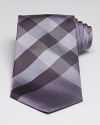 Burberry London innovates on its signature check pattern to create this remarkable tie in pure premium silk, offering its wearer a welcome touch of urbanity. Utterly accessible, yet highly refined, from the renowned English designer.