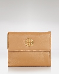 Poised and practical. Tory Burch offers unbeatable understated style with this leather wallet, accented by a subtle logo plaque.