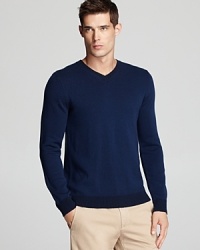 Vince strengthens your sweater collection with a classic V-neck design featuring a soft blend of wool and cashmere in an understated color.