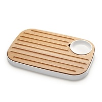 This versatile serving set from Joseph Joseph perfectly presents bread with butter or oil on a sturdy beech board detailed with crumb-catching grooves; flip the board over to reveal a flat surface perfect for serving cheese, biscuits and more. The melamine tray base has handy non-slip feet and convenient carry handles.