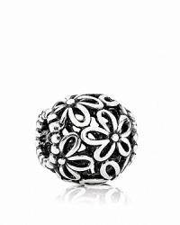 This sterling silver PANDORA charm features a feminine floral design reminiscent of a wildflower field.