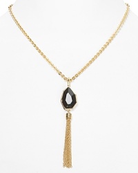 Inject some serious edge into your jewel box with pendant necklace from T Tahari. This statement piece boasts a faceted black crystal stone, coolly framed in gold plated chain links.