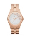 Work a sleek accessory with this rose gold-plated stainless steel watch from MARC BY MARC JACOBS. With a striking profile and raised logo markers, it encapsulates understated cool.