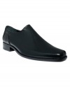 A low, sleek profile and a smooth and stretchy water-resistant upper make this pair of men's loafers a sophisticated accent to your rotation of men's dress shoes.