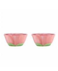 In an inspiring display of alluring watercolors, these figural bowls offer a bright, contemporary addition to your table. Mix and match across the Lenox Floral Fusion dinnerware collection for a stunning presentation.