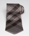 Burberry London innovates on its signature check pattern to create this remarkable tie in pure premium silk, offering its wearer a welcome touch of urbanity. Utterly accessible, yet highly refined, from the renowned English designer.