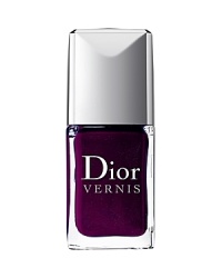 Never before has the color of Dior Vernis displayed such lacquered and vibrant shine! A cocktail of Shine and Sparkle Amplifying active ingredients directs pigments and pearly particles to enhance light reflection tenfold. Once again, the array of enchanting shades created by Tyen reflect the spirit of Dior fashion shows.Application is even easier with the brush. Dior Vernis also features a newchip-resistant formula that protects and embellishes the nails, day after day.