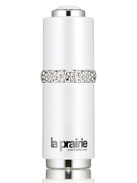 The most potent product of the systéme, combining anti-aging, anti-pigmentation and luminescence with pearlescent pigments and liquid crystals to inhibit melanin production, detoxify and beautify. Dark spots and uneven coloring can give your skin an aged look beyond its years. This potent anti-pigmentation serum interrupts the cycle that creates age spots, stopping discoloration before it begins.