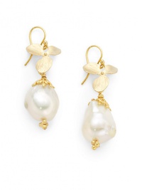 THE LOOKWhite baroque pearl detailsFlower accents with leaf setting18k yellow goldplated brassEar wireTHE MEASUREMENTLength, about 1.5ORIGINMade in USA