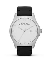 Give your hourly look a hit of MARC BY MARC JACOBS' style with boldly sized watch. Crafted of plated stainless steel, it features a leather strap and logo-detailed face.