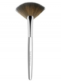 The latest addition to Trish's iconic collection of handcrafted makeup artistry brushes, the flat, arched shape and fine edge of Brush 62 Fan is precision-cut to deposit a whisper of color along the features, a veil of finishing powder to the under-eye, or as a tool to gently fan away fallout for a perfect finish. 