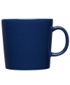 With a minimalist design and unparalleled durability, the large Teema mug makes preparing and serving hot drinks a cinch. Featuring a sleek profile in glossy blue porcelain by Kaj Franck for Iittala.