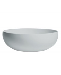 With a powdery matte finish and clean modern shape, the Naturals cereal bowl from designer Vera Wang brings minimalism to the table with chic style. In a serene shade of gray to complement any setting.