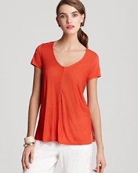 In a delicious tomato hue, this tissue-soft Vince tee refreshes your summer, bringing bold color to your must-have basics.