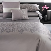 Featuring yarn-dyed waffle weave in soft cotton, this bedskit complete the look of your Madeira bed.