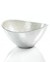 Full of surprises, this handcrafted salad bowl from the Simply Designz collection of serveware and serving dishes features sleek, polished aluminum with a scalloped ivory center. Keep it on display no matter what's on your menu.